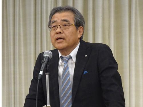 あいさつする西脇秀雄社長